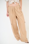 PANTALONE AMPIO CON TASCONE TELA PARACADUTE CAMMELLO