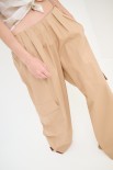 PANTALONE AMPIO CON TASCONE TELA PARACADUTE CAMMELLO