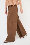PANTALONE AMPIO CON TASCONE TELA PARACADUTE MORO