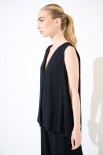 TOP SMANICATO SCOLLO V NERO