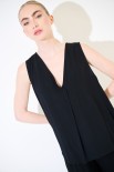 TOP SMANICATO SCOLLO V NERO