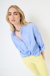 CAMICIA CON NODO E RICAMO CELESTE
