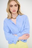 CAMICIA CON NODO E RICAMO CELESTE