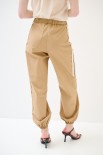 PANTALONE JOGGER CON BANDA MACRAME TELA CAMELLO