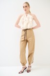 PANTALONE JOGGER CON BANDA MACRAME TELA CAMELLO