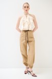 PANTALONE JOGGER CON BANDA MACRAME TELA CAMELLO