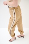 PANTALONE JOGGER CON BANDA MACRAME TELA CAMELLO