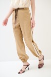PANTALONE JOGGER CON BANDA MACRAME TELA CAMELLO