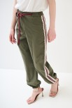 PANTALONE JOGGER CON BANDA MACRAME TELA MILITARE