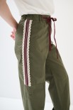 PANTALONE JOGGER CON BANDA MACRAME TELA MILITARE