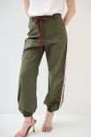 PANTALONE JOGGER CON BANDA MACRAME TELA MILITARE