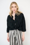CAMICIA CON NODO E RICAMO NERO