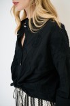 CAMICIA CON NODO E RICAMO NERO