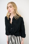 CAMICIA CON NODO E RICAMO NERO