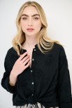 CAMICIA CON NODO E RICAMO NERO