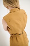 GILET MISTO LINO CON CINTURA E SPALLINI MIELE