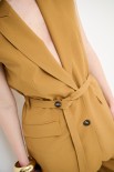 GILET MISTO LINO CON CINTURA E SPALLINI MIELE
