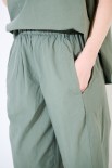 PANTALONE CARROT CON TASCA NELLA CUCITURA VERDE MILITARE