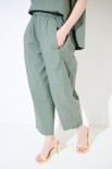 PANTALONE CARROT CON TASCA NELLA CUCITURA VERDE MILITARE
