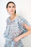 BLUSA RIPRESA SPALLE STAMPA MUSSOLA CELESTE
