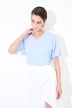 T-SHIRT OVER SCOLLO V CELESTE