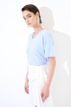 T-SHIRT OVER SCOLLO V CELESTE