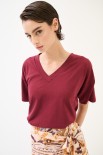 T-SHIRT OVER SCOLLO V VINO
