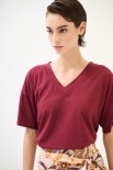 T-SHIRT OVER SCOLLO V VINO