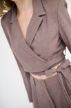 GIACCA CROP CON LACCIO NOCCIOLA