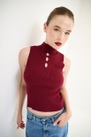 TOP SMANICATO COSTINA CON BUCHI BORDEAUX