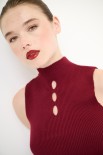 TOP SMANICATO COSTINA CON BUCHI BORDEAUX