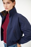 BOMBER CORTO CON INSERTI JACQUARD BLU