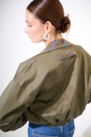 BOMBER CORTO CON INSERTI JACQUARD VERDE MILITARE