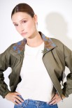 BOMBER CORTO CON INSERTI JACQUARD VERDE MILITARE