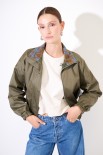 BOMBER CORTO CON INSERTI JACQUARD VERDE MILITARE