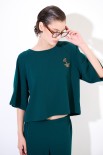 BLUSA OVER CON BANDE + SPILLA VERDE