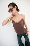 TOP CON PIZZO IN TINTA MORO