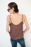 TOP CON PIZZO IN TINTA MORO