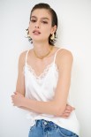 TOP CON PIZZO IN TINTA PANNA