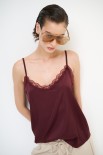 TOP CON PIZZO IN TINTA VINO