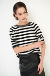 MAGLIA SCOLLO BARCHETTA RIGA CON BORDI LUREX NERO/PANNA