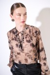 BLUSA AMPIA CON SCOLLO V SOVRAPPOSTO STAMPA BEIGE