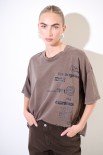 T-SHIRT OVER MANICA CORTA SCRITTE LATERALI MORO