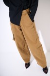 PANTALONE TASCONI DETTAGLIO DAVANTI CON PASSANTI LARGHI CAMMELLO