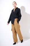 PANTALONE TASCONI DETTAGLIO DAVANTI CON PASSANTI LARGHI CAMMELLO