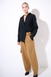 PANTALONE TASCONI DETTAGLIO DAVANTI CON PASSANTI LARGHI CAMMELLO