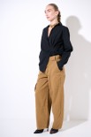 PANTALONE TASCONI DETTAGLIO DAVANTI CON PASSANTI LARGHI CAMMELLO