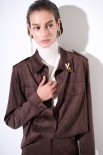 CAMICIA BOTTONI IN TINTA CON SPILLA MORO