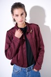 CAMICIA BOTTONI IN TINTA CON SPILLA VINO
