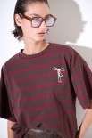 T-SHIRT OVER RIGA CON SPILLA BORDEAUX
